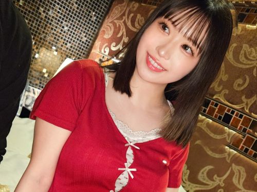 おっぱいの形が浮き彫りになっている女性用風俗客アカリちゃん