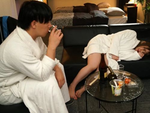 【叶愛】今まで見てきた中でも人生最大の爆乳オッパイの人妻上司との出張で理性を保てなくて犯してしまった！