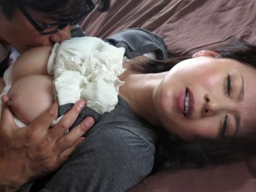 【三浦恵理子】優秀な部下を自宅に招いたら妻の魅力に墜ちてしまい欲望が暴走した部下に犯されていた！