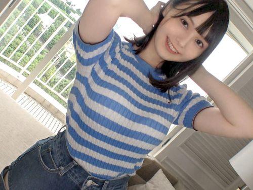 おっぱい触られて笑っているテーマパークの従業員ひまり24歳