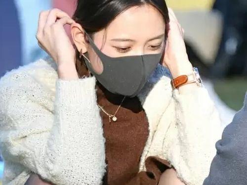 【盗撮】マジ美人すぎてヤバい！超極上の美女が休日の公園でM字開脚パンチラを激写されている件！