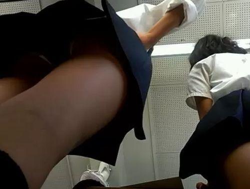 【盗撮】まさかのお宝級パンチラ投稿！女子校のJKが教室で同級生女子のパンツを悪ふざけで逆さ撮りして公開！