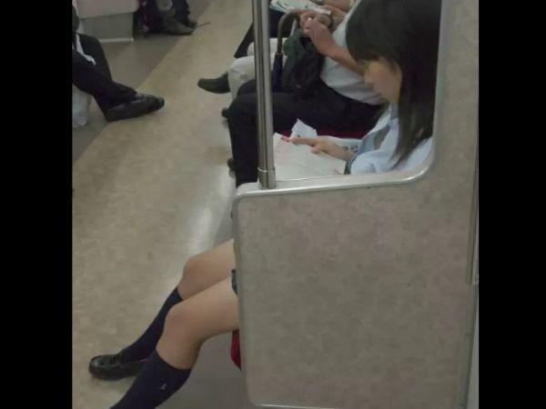 【盗撮】電車の窓越しで気付かない黒髪女子校生のブラウスの隙間から胸チラ覗き込みアングルで撮影ｗｗｗ