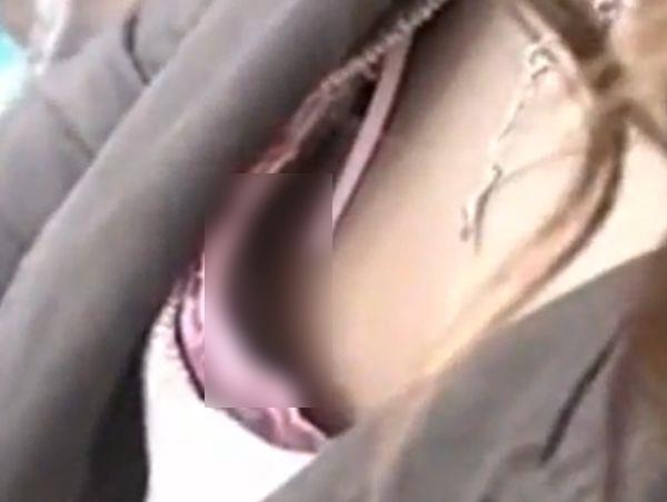 【盗撮動画】乳首ゲット！街中で前かがみになった素人美女達の胸チラを覗き込むと乳頭映り込む！