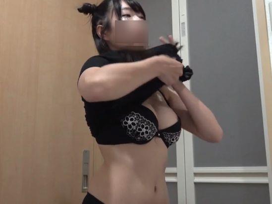 【盗撮】民泊オーナーの犯罪発覚！オタ女子の激カワ巨乳ギャルが脱衣所で着替える一部終止を隠し撮り！