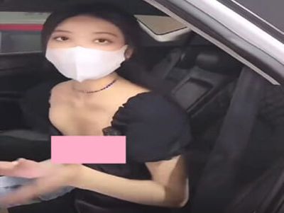 【動画】自動車販売員の女の子、乳首ポロリを撮られエロいと話題になってしまうｗｗｗ