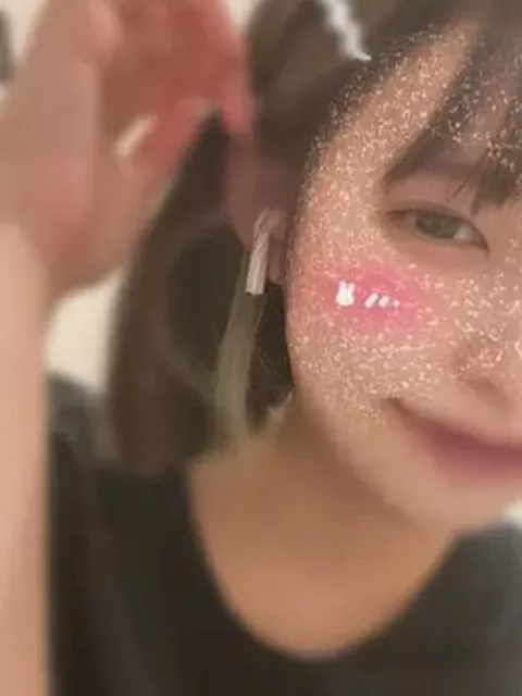 【自撮り女子】激カワ24歳の童顔お嬢さんが丸々とした美乳丸出し指ズボオナニーを自撮り配信！