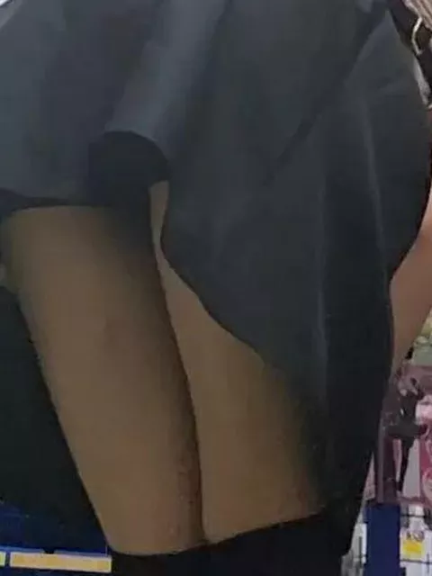 【盗撮】オタクの聖地である某店内でニーハイ女子に粘着して前かがみパンチラを激写！