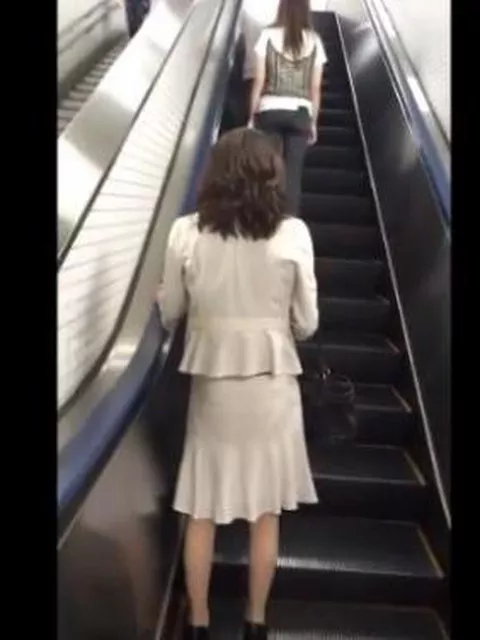 【盗撮】お色気ムンムンの人妻熟女の下半身を逆さ撮りすると絶景のパンチラ映像が完成した！
