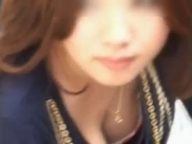 【盗撮】胸チラ乳首ゲット！超絶美人な人妻風の女性のオッパイ丸映りの瞬間！