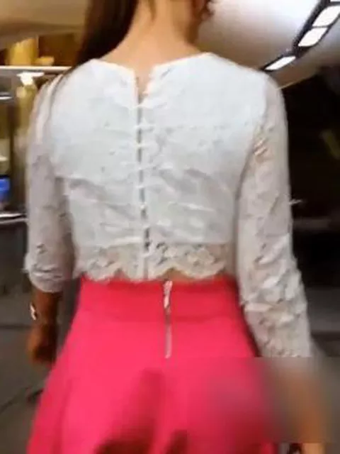 【盗撮】この人ごみの中でスカート捲りパンチラとか鬼畜！美女の美尻に食い込むTバック！