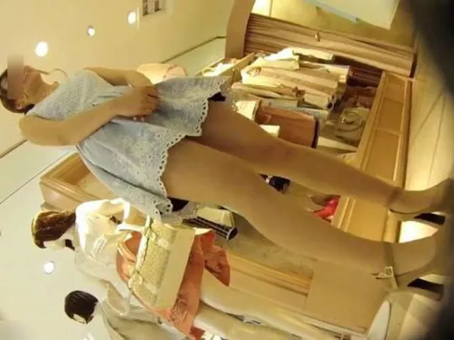 【盗撮】容姿端麗スタイル抜群な美人ショップ店員のパンチラを攻略しまくってるｗｗｗ