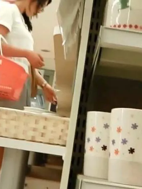 【盗撮】メガネ美人の人妻に店内で粘着して一瞬のスキをついてパンチラを接写撮り！