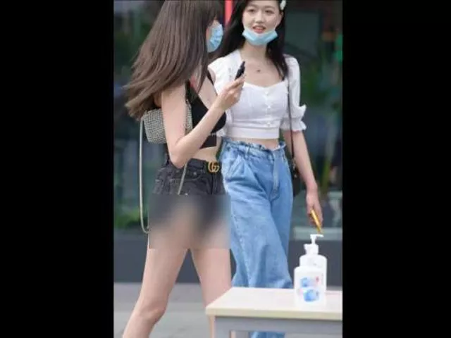 【盗撮】まさか街中で遭遇とは！モデル系美女が公衆の面前でショーパンの隙間からパンチラしまくってるｗｗｗ