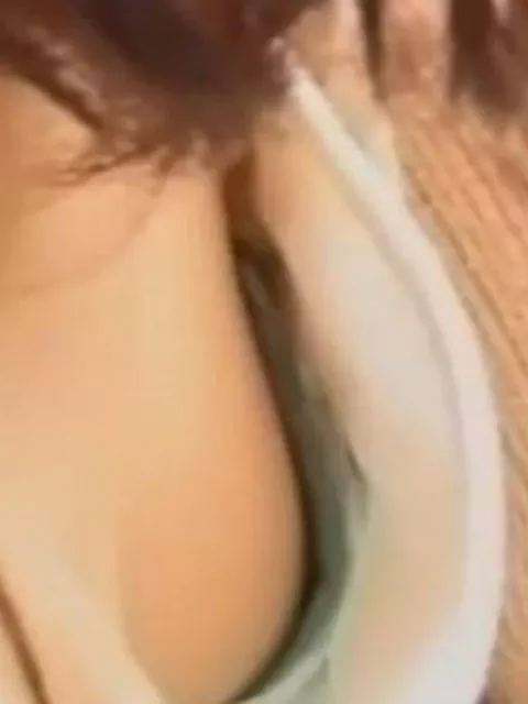 【盗撮】他人妻の胸チラ無断撮影！ブラまで浮いてしまって乳房がほとんど見えてしまってる！