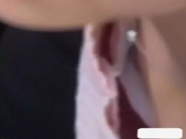 【盗撮】乳首解禁！素人一般人の人妻の胸チラを街中で隠し撮りした映像に黒い突起物が映り込んでる！