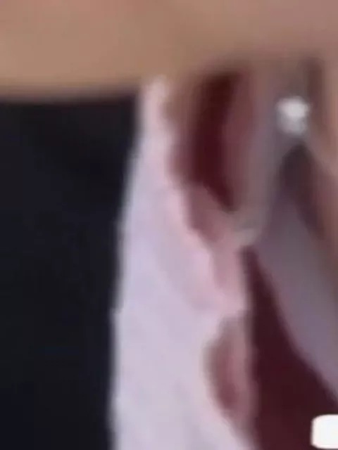 【盗撮】乳首解禁！素人一般人の人妻の胸チラを街中で隠し撮りした映像に黒い突起物が映り込んでる！