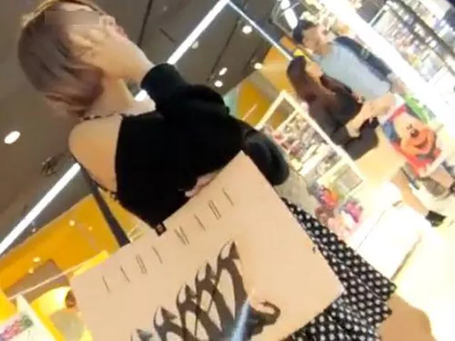 【盗撮】パンチラ超傑作！マジで美人すぎるショートヘアギャルの純白パンティを逆さアングルで激写！