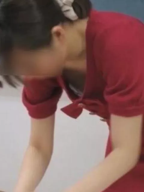【盗撮】授業中に男子生徒たちの悪戯で胸チラ乳首やパンティを隠し撮りされる美人教員！