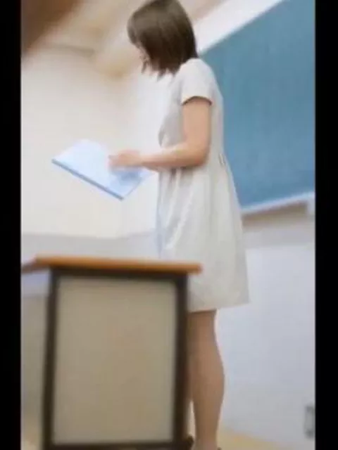 【盗撮】ショートヘア美人の美人教師のパンチラを男子生徒が授業中に隠し撮り！