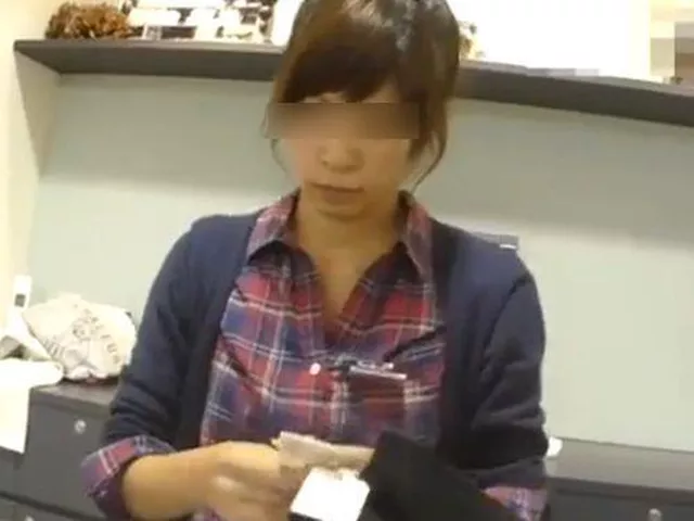 【盗撮】美人ショップ店員リアル隠し撮り！激カワお姉さんのパンチラを隠し撮り放題の危険人物！