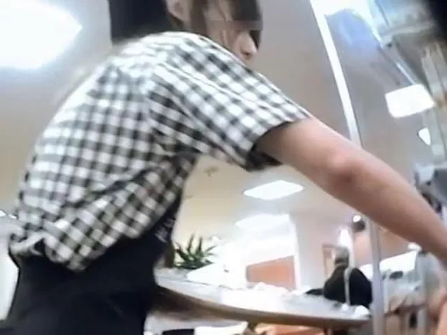 【盗撮】純白パンティを食い込んでる！パン屋の美少女ショップ店員のパンチラ隠し撮り！