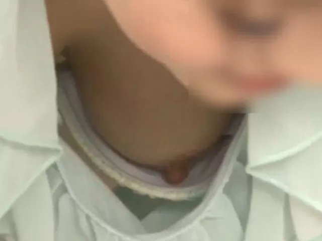 【盗撮】巨乳美人の女性社員が胸チラした瞬間に超デカ乳首のデカパイ丸見え！
