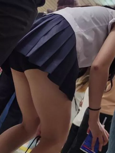 【盗撮】駅校内でセーラー服女子が脚長すぎるのにミニスカ過ぎてブルマが見えまくってる！