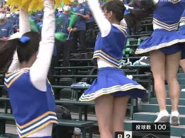【盗撮】一番かわいい子のパンティ見えた！甲子園のTV中継に写り込んだJKチアリーディングの美少女のお宝級パンチラ！