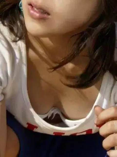 【盗撮】オッパイ丸出しで見せられるよりも断然興奮そそる素人ギャル達の胸チラ乳首たち！