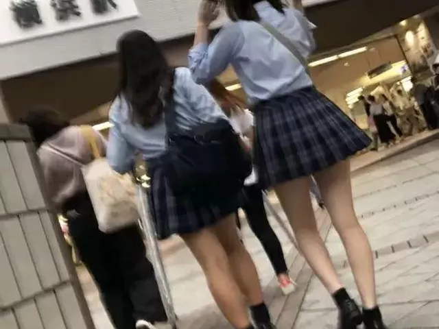 【盗撮】JKの風パンチラ！暴風雨の予報が出ると横浜駅周辺に出没するパンチラ撮り師の功績！