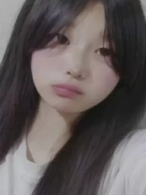 【個人撮影】一瞬ヤバいやつかと・・・。貧乳女子大生一年生が超綺麗なツルツル美ボディのパイパンヌードを変態自撮り公開！
