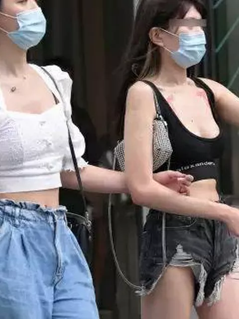 【盗撮】公衆の面前でパンティ露出！街中で美女二人組に粘着してショーパンの隙間からパンチラ隠し撮り！