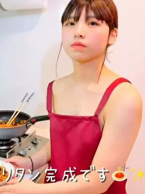 18歳の現役JKYouTuberが裸エプロンで料理をして横チラ乳首晒す（チャンネルはBAN）
