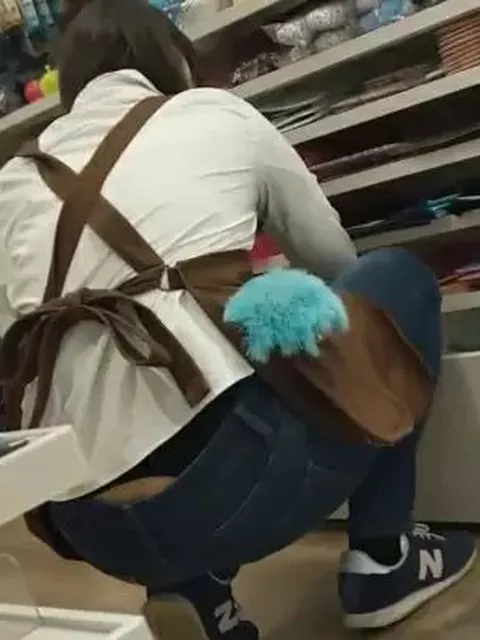【盗撮】ショップ店員パンチラ！腰パンしてパンティ見えた状態でお仕事中の女性店員さんを隠し撮り！