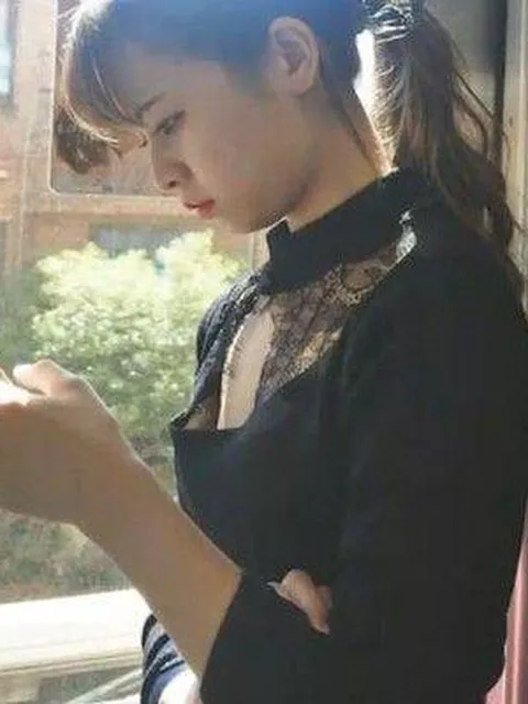 【盗撮】激レア胸チラ作品！電車内で顔面レベルMAXの美女の乳首GETを果たした奇跡的隠し撮り作品！