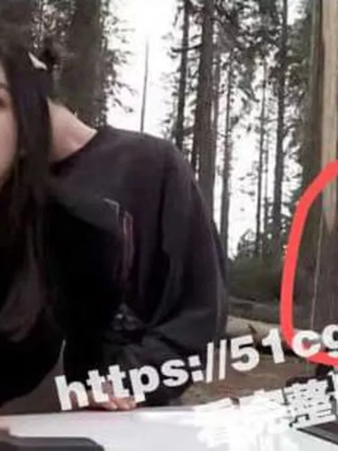 【衝撃】山でセ○クス中の美女の後ろから熊が襲い掛かってくる写真、その元動画がこちらです…