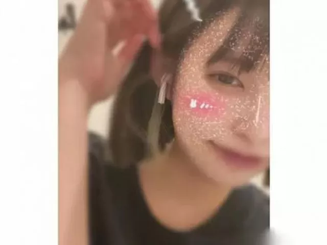 【自撮り女子】激カワ24歳の童顔お嬢さんが丸々とした美乳丸出し指ズボオナニーを自撮り配信！