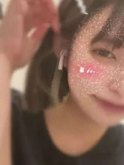 【自撮り女子】激カワ24歳の童顔お嬢さんが丸々とした美乳丸出し指ズボオナニーを自撮り配信！