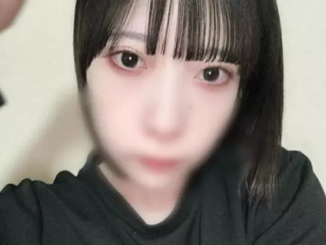 【個人撮影】裏垢自撮り投稿！M気質のメンヘラ女子２４歳さんが濡らしたパイパンマンコを開脚丸出し！