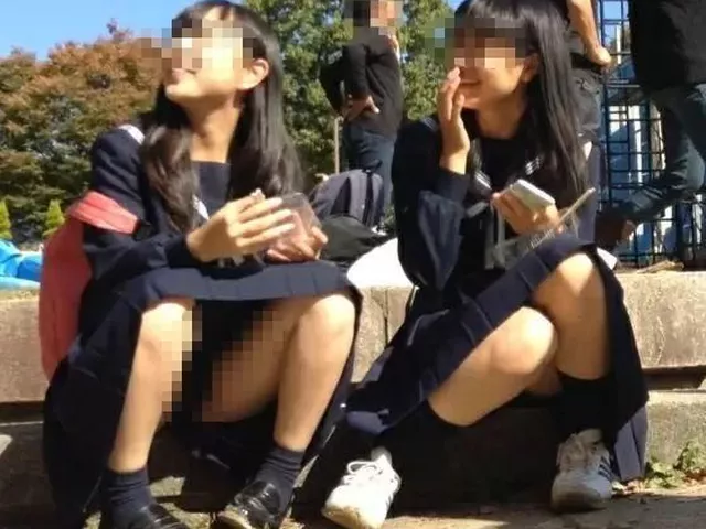 【盗撮】もう堪らん！激カワ童顔ロリ美少女二人組のJC中○生の股間から「ぱんちゅ」がモロ見えしてるｗｗｗ